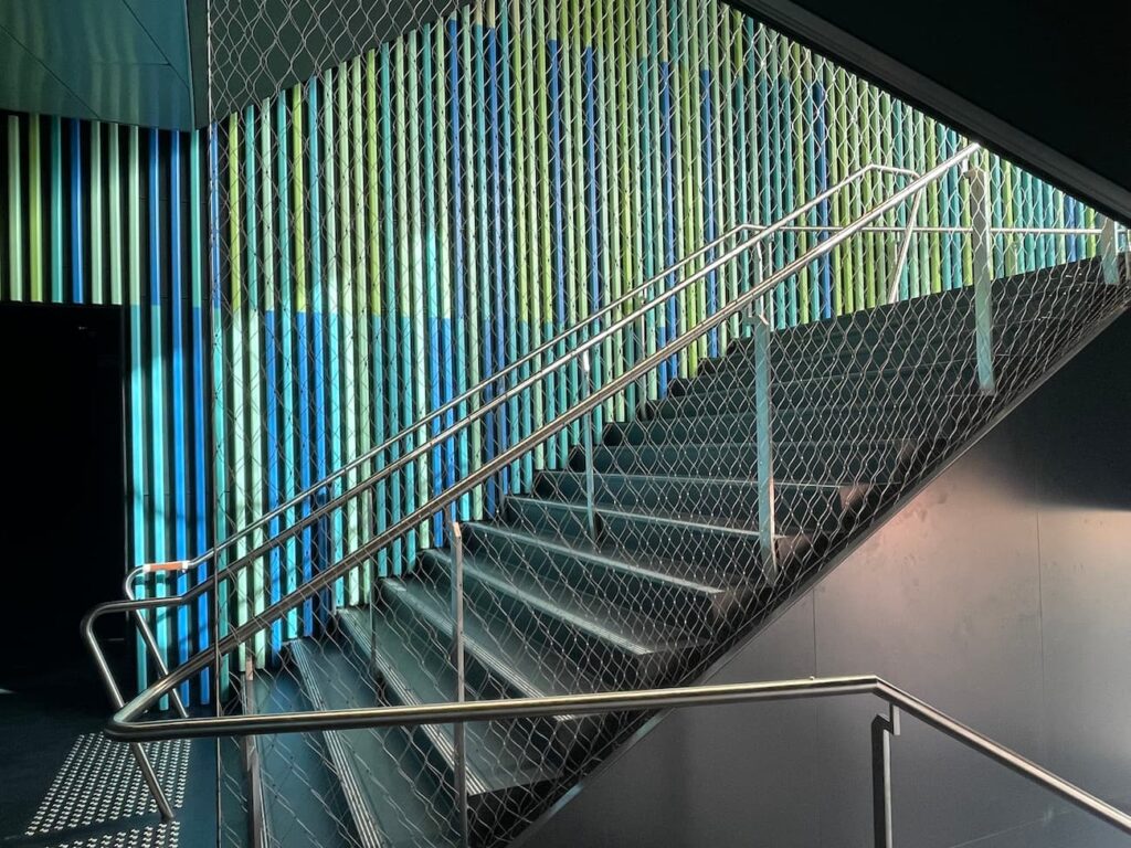 Mesh protection on a building stairwell